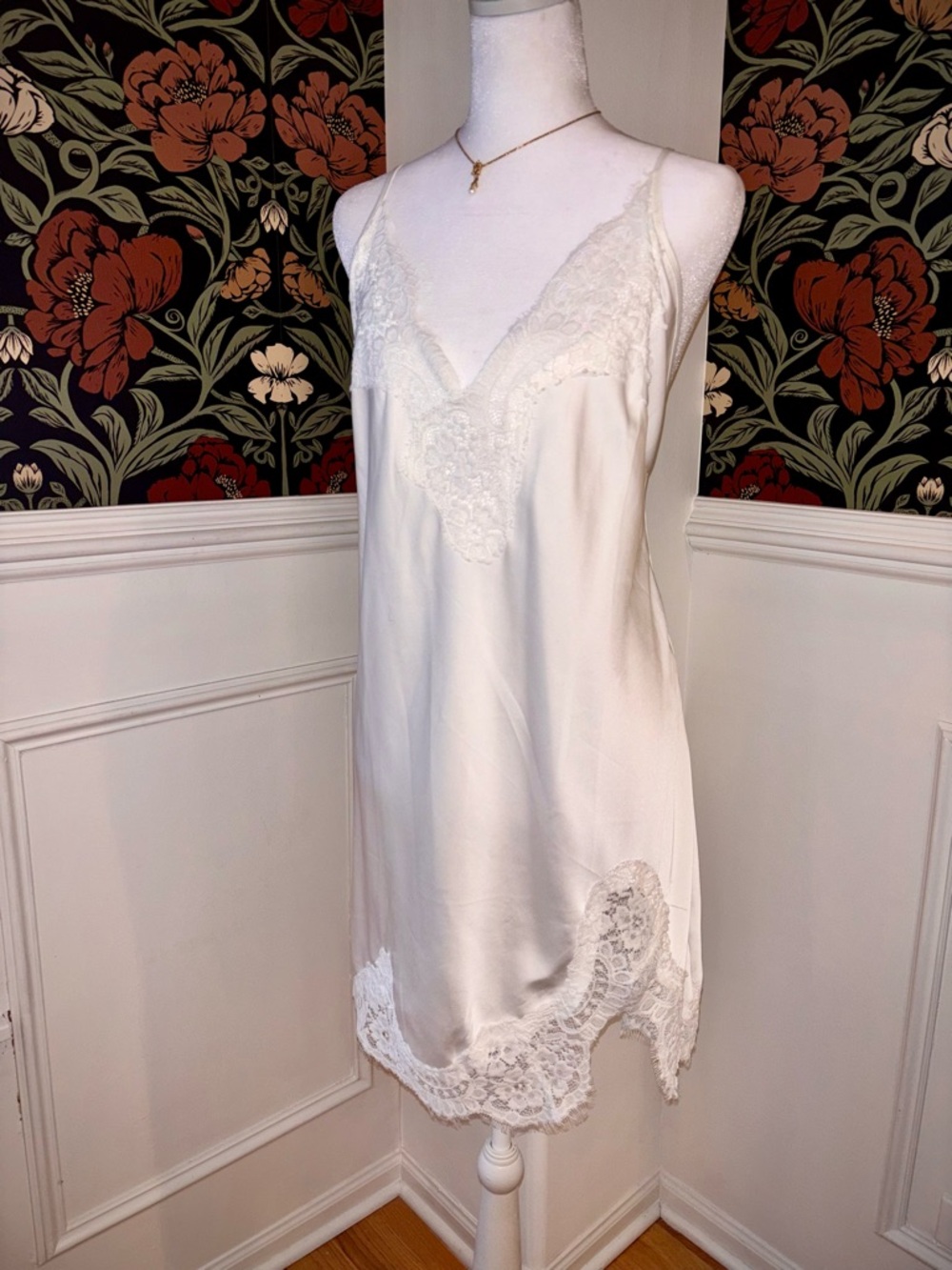Homebodii 🦢 Lace Trim Slip Dress